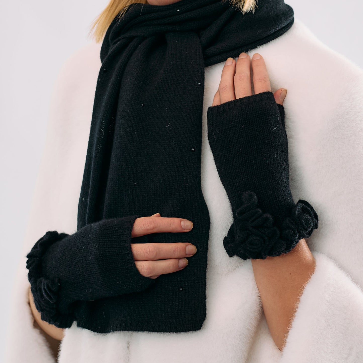 Cashmere Short Fingerless Gloves w. Ruffle Trim - Black