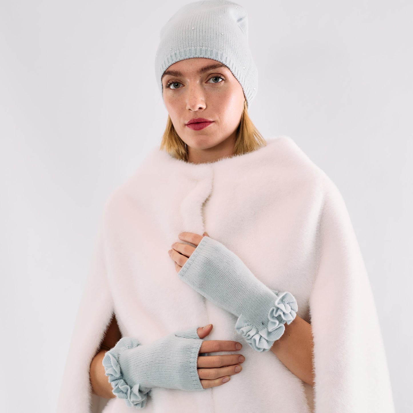 Cashmere Short Fingerless Gloves w. Ruffle Trim - Cloud Blue