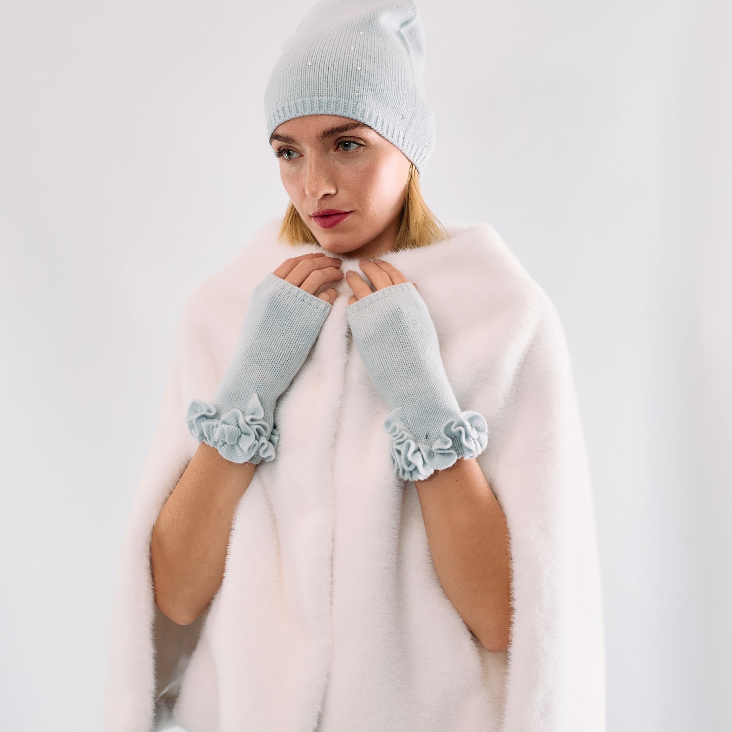 Cashmere Short Fingerless Gloves w. Ruffle Trim - Cloud Blue