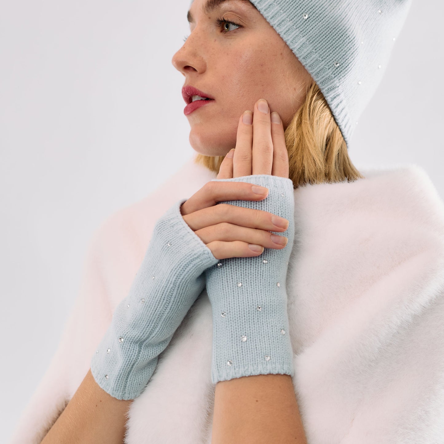 Cashmere Short Fingerless Gloves w. Scattered Crystals - Cloud Blue