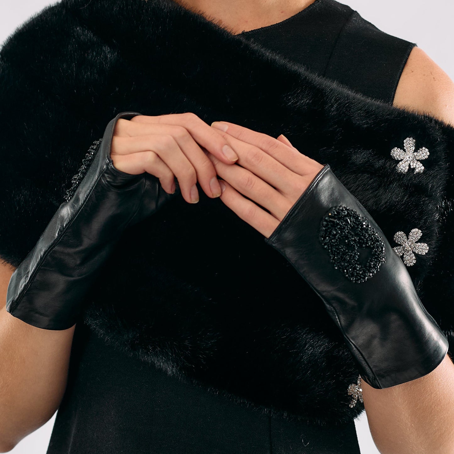 Leather Fingerless Gloves w. Crystal Skull - Black w. Black