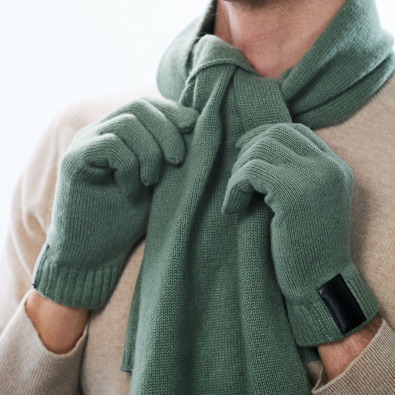 Cashmere Unisex Gloves w. Leather Tab - Harper