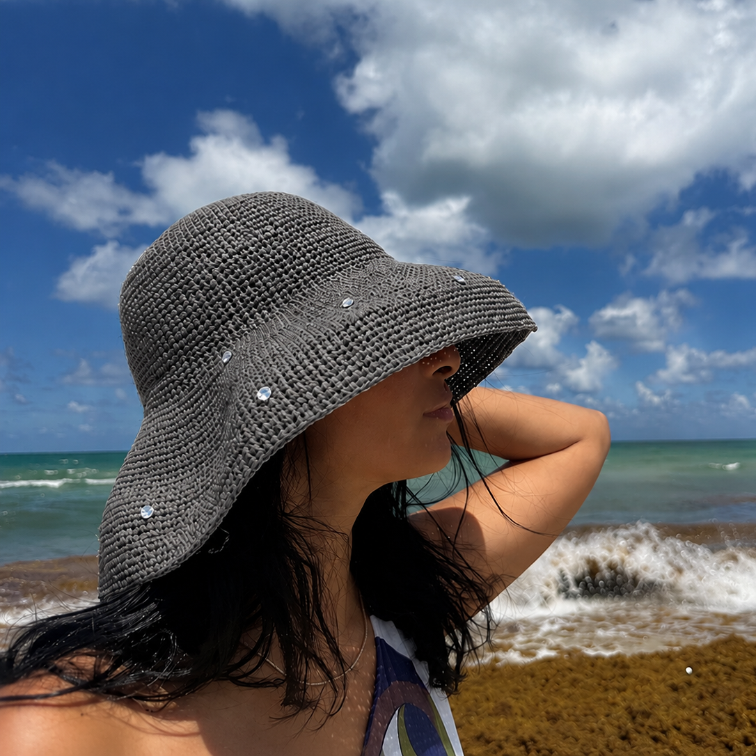 Relaxed Weekend Hat w. Scattered Crystals -Sky Grey