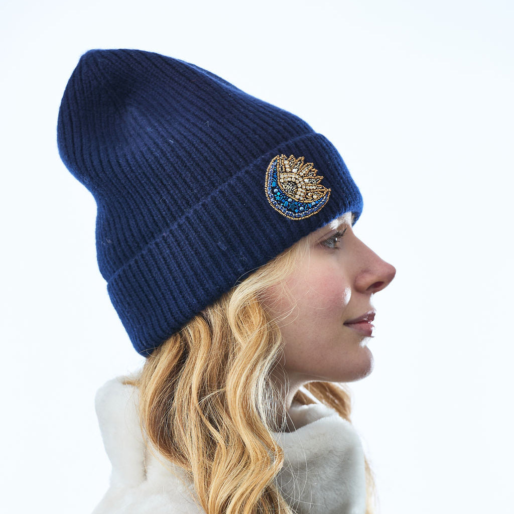 Cashmere Ribbed Cuffed Beanie w. Moon Burst Medallion