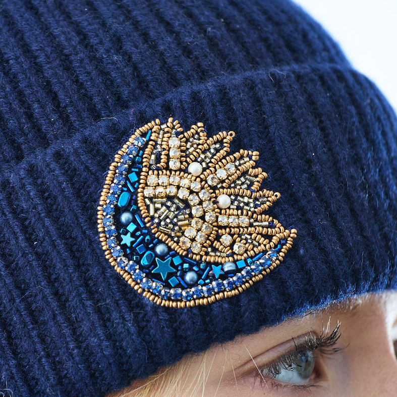Cashmere Ribbed Cuffed Beanie w. Moon Burst Medallion