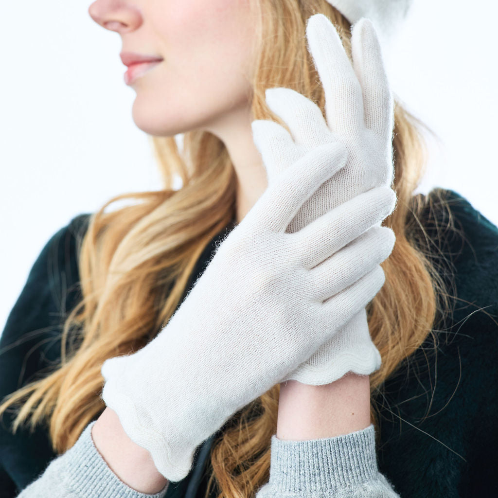 Full Finger Gloves w. Scalloped Edges -White