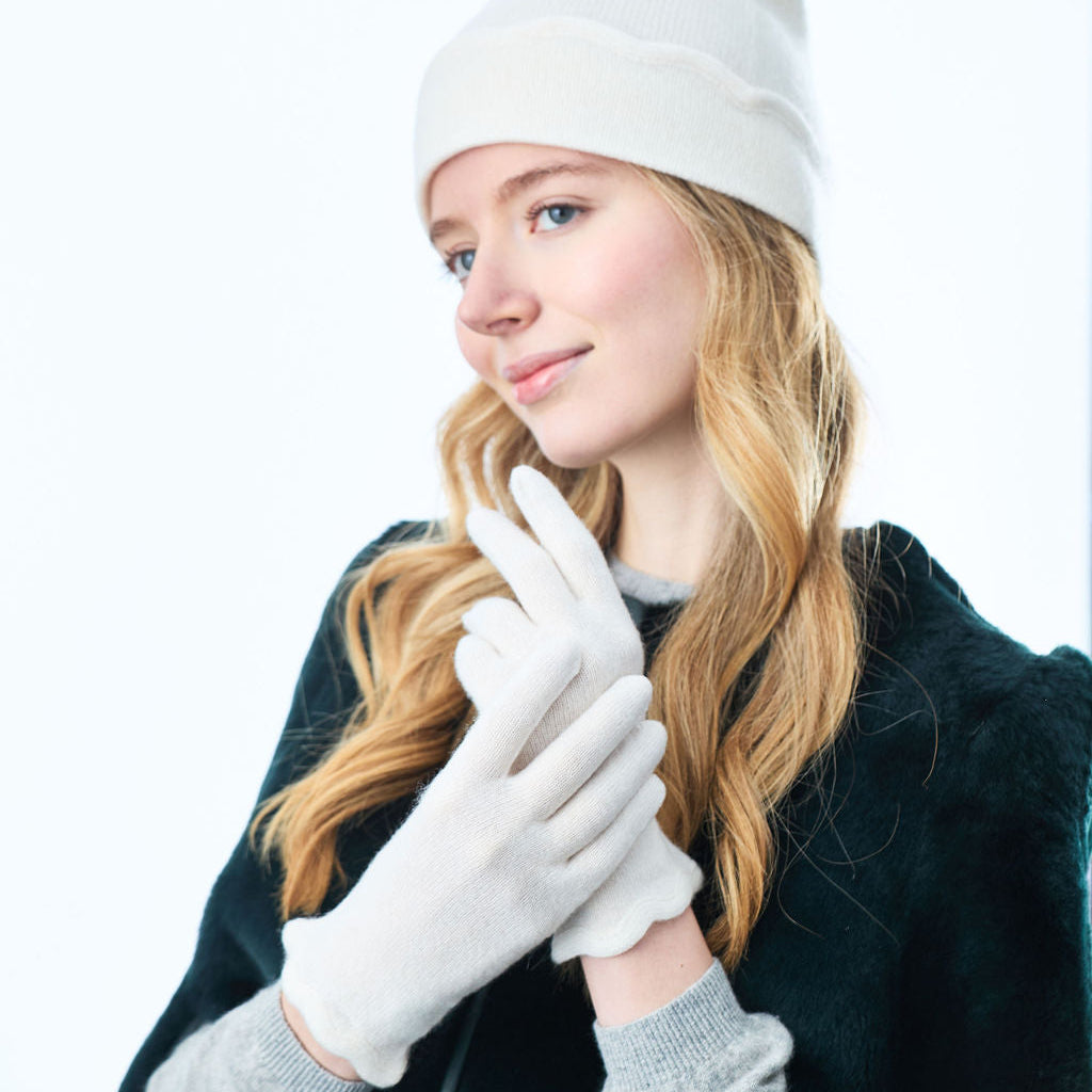 Full Finger Gloves w. Scalloped Edges -White