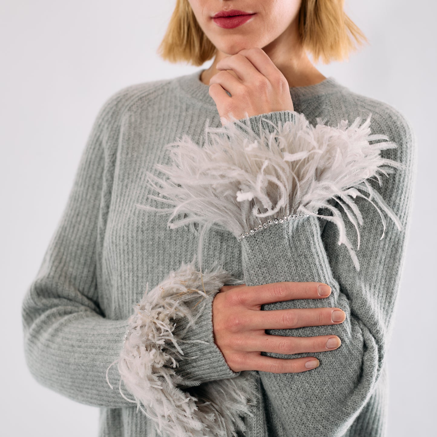 Cashmere Ribbed Boyfriend Sweater w. Ostrich Jeweled Trim - Light Heather Grey