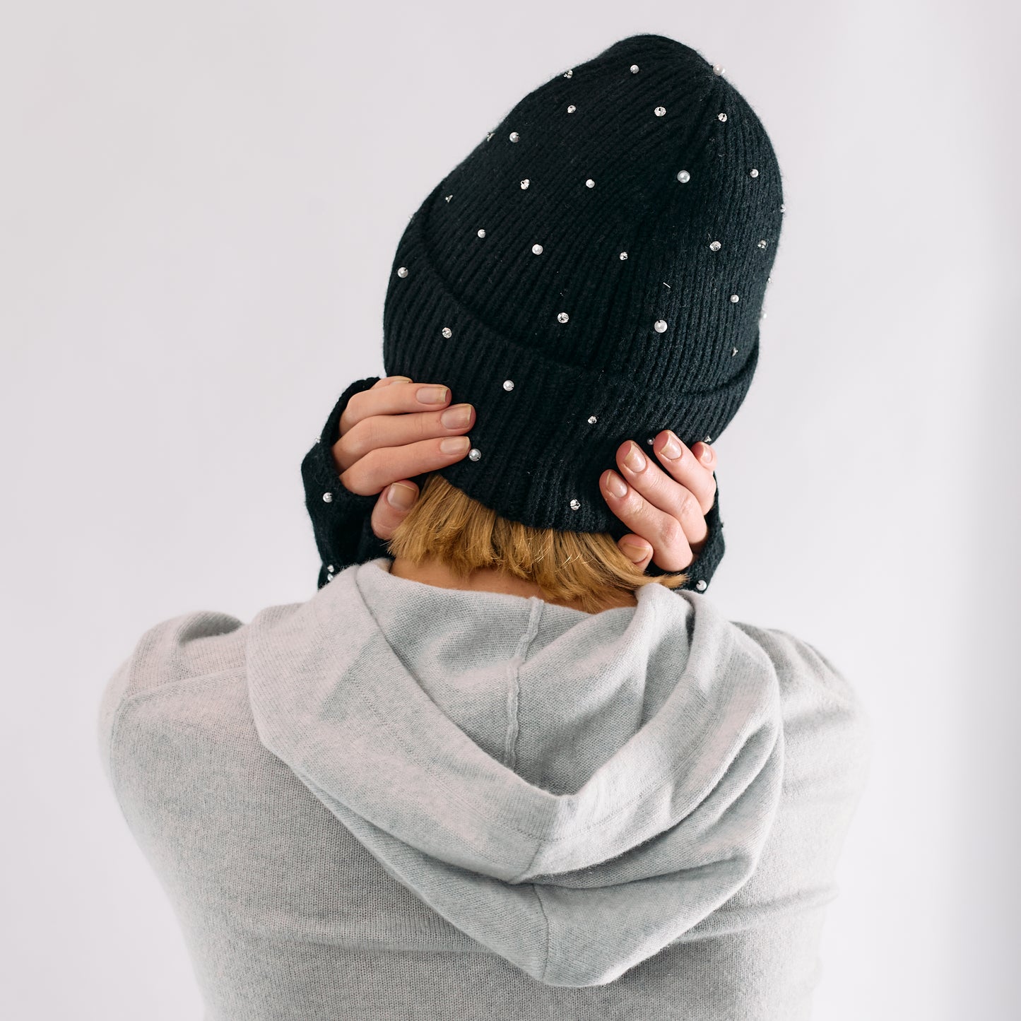 Cashmere Ribbed Cuffed Beanie w. Pearls & Crystals - Black