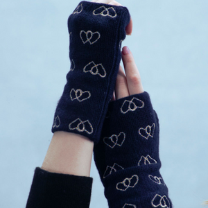 Merino Short Fingerless Gloves w. Embroidered Hearts